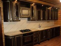 Кухня с фасадами из массива бука Ника венге с золотой патиной Кухня с фасадами из массива бука Ника венге с золотой патиной