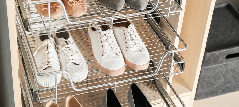 Выдвижные полки для обуви в шкафу-купе